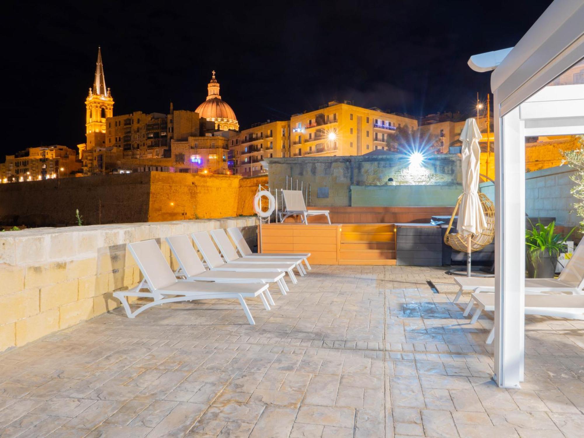 Valletta Waterfront Villa With Pool And Jacuzzi ภายนอก รูปภาพ